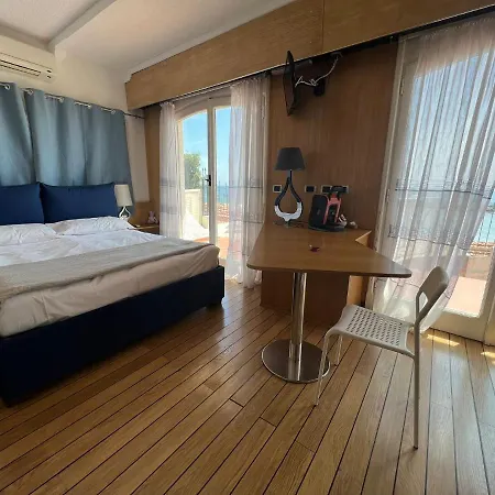 Rita Sea Front View - Parcheggio Gratuito In 4* サンレモ